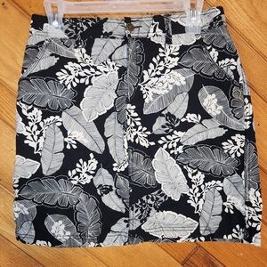 Croft & Barrow black and white leaf print classic fit skort size 4 stretch